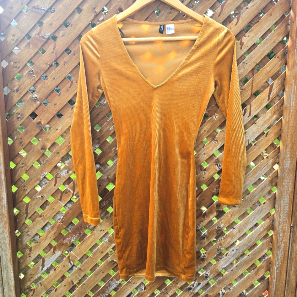 H&M velvet dress✨️ 💛